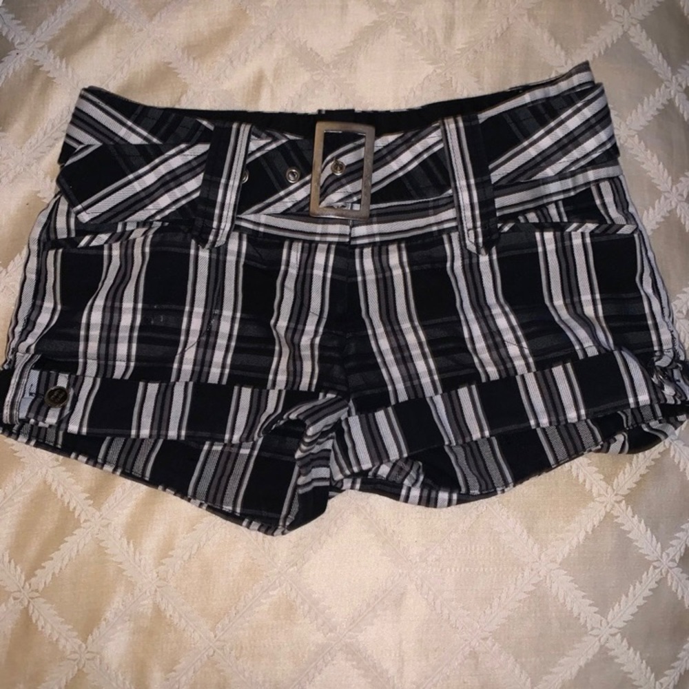 Guess shorts belt included